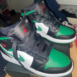 Air Jordan 1 mid green toe